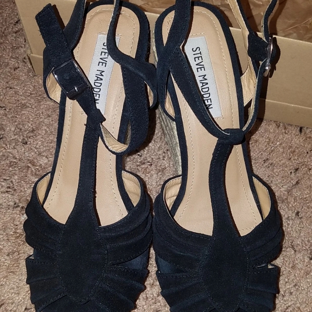 Steve Madden ☆ SZ 8.5 ☆ Suede Wedges
